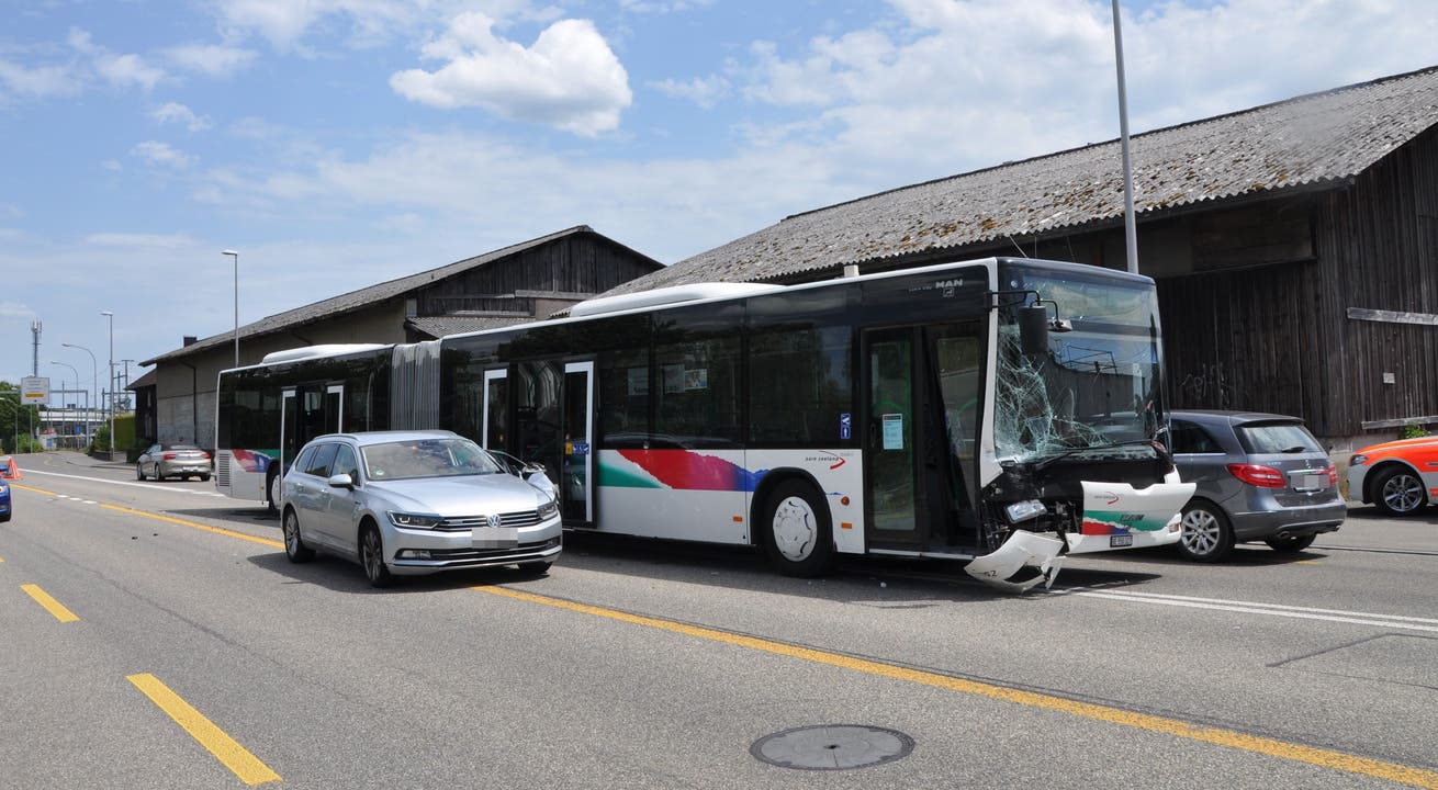Zuchwil SO, 10. Juli: Ein Autolenker übersieht beim Abbiegen einen Linienbus. Beide Fahrzeuge müssen abgeschleppt werden.