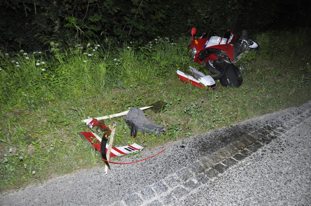 Ettingen BL, 1. Juli: Bei einem Selbstunfall verletzte sich ein Motorradfahrer.
