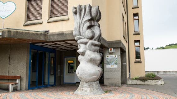 Hingeschaut: Skulptur beim Gemeindehaus in Adligenswil. (Bild: Manuela Jans-Koch  (Adligenswil, 24. Juli 2020))