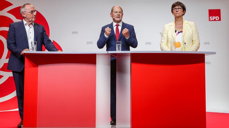 Das Führungstrio der SPD mit unterschiedlichen politischen Positionen: Spitzenkandidat Olaf Scholz (m) und die Co-Parteichefs Saskia Esken (r) und Norbert Walter-Borjans (l). (Hayoung Jeon / EPA)
