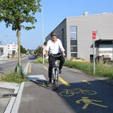 Der Flawiler Gemeindepräsident Elmar Metzger testet den Radweg. (Bild: Lara Wüest)