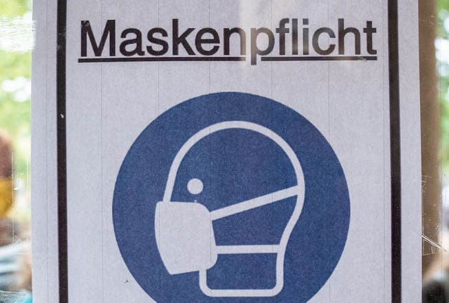 Im Kanton Zug gilt ab Samstag eine Maskenpflicht bei Grossveranstaltungen, wenn die Mindestabstände nicht eingehalten werden können. (Symbolbild)