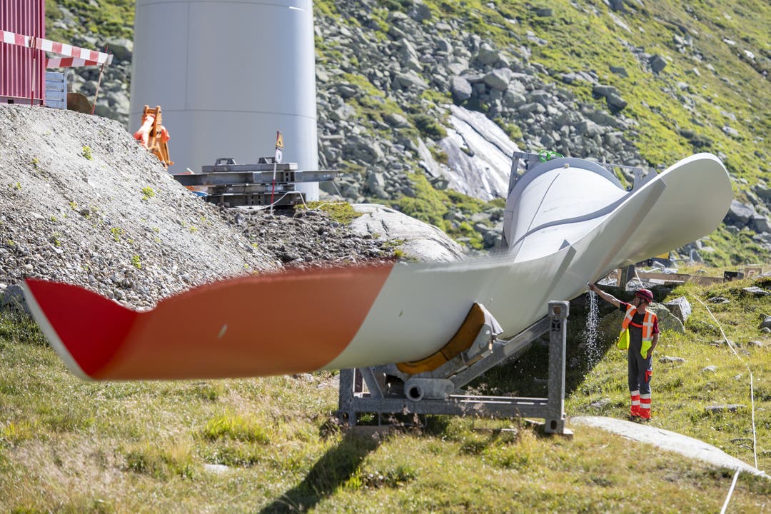 Auf dem Gotthard-Pass werden zurzeit Turbinen für einen Windpark installiert.
