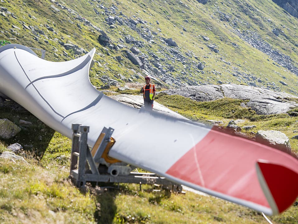 Am Donnerstag wurde auf dem Gotthard die dritte von insgesamt fünf Windturbinen eines neuen Energieparks montiert.