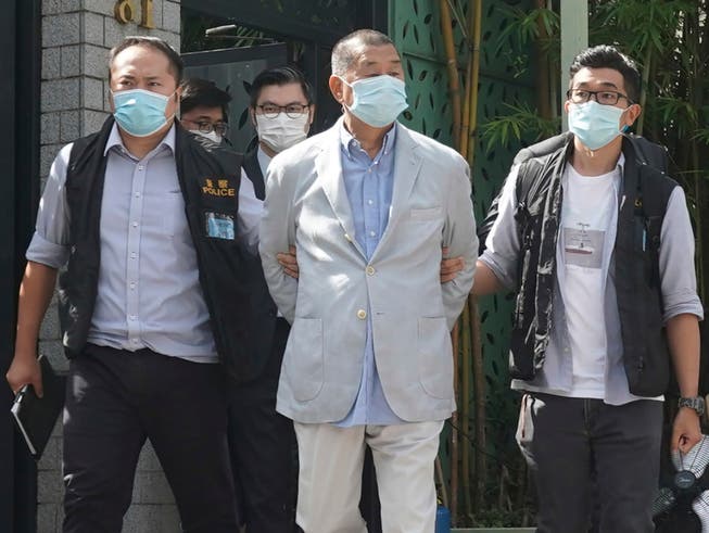 dpatopbilder - Kritiker wie hier der Medien-Tycoon Jimmy Lai (M) wurden bereits verhaftet. Hongkongs neues Sicherheitsgesetz richtet sich gegen Aktivitäten, die China als subersiv oder terroristisch ansieht und gilt als der bisher weitstgehende Eingriff in Hongkongs Autonomie. Foto: -/AP/dpa
