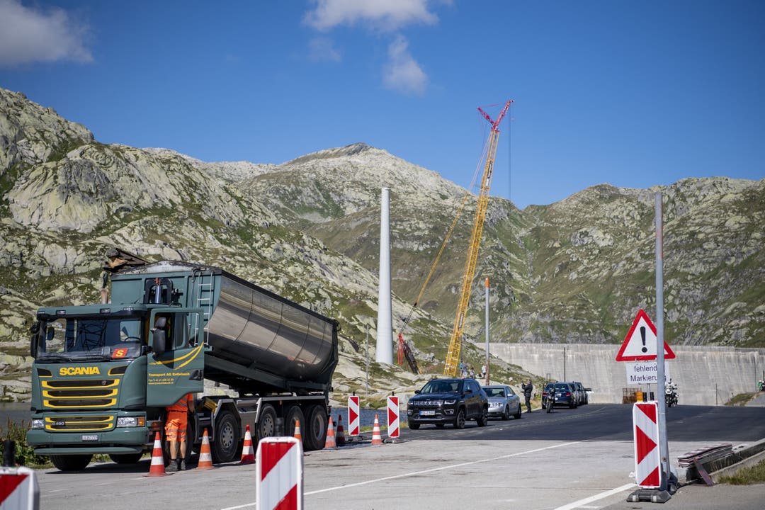 Auf dem Gotthard-Pass werden zurzeit Turbinen für einen Windpark installiert.