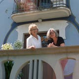 Ruth Erat und Andrea Gerster vor dem Max Burkhart Haus. (PD)