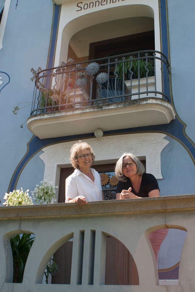 Ruth Erat und Andrea Gerster vor dem Max Burkhart Haus.