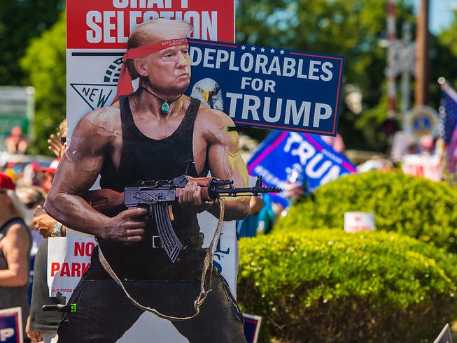 Eine Pappfigur der Filmfigur «Rambo», auf deren Kopf ein Bild des US-Präsidenten Trump geklebt wurde, steht am Ort eines Auftrittes des Präsidenten im Rahmen seines Wahlkampfes. Foto: Chris Tuite/ZUMA Wire/dpa