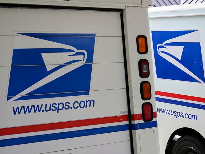 Fahrzeuge der US-Post vor einem Postamt im Bundesstaat Nebraska. Foto: Nati Harnik/AP/dpa