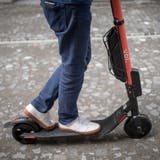 E-Scooter des schwedischen Anbieters Voi sind mittlerweile in vielen Schweizer Städten Standard, neuerdings auch in Frauenfeld. (Bild: Benjamin Manser)