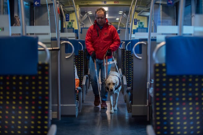 Zugfahren stellt für blinde Menschen eine grosse Hürde dar. Eine neue App soll das Reisen künftig einfacher machen. (Symbolbild)