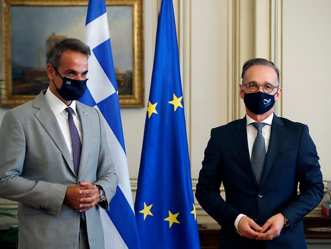 Kyriakos Mitsotakis (l), Ministerpräsident von Griechenland, und Heiko Maas (SPD), deutscher Aussenminister, stehen während ihres Treffens in der Maximos-Villa in der griechischen Hauptstadt Athen zusammen. Foto: Thanassis Stavrakis/AP/dpa