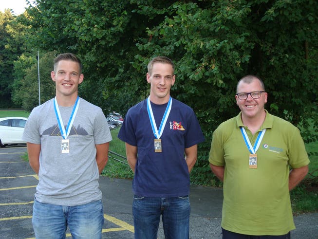 Raphael Zumbühl (mitte) aus Neuenkirch gewann bei den Armeewaffen liegend Kategorie E die Goldmedaille vor seinem Bruder Tobias (Schwarzenberg, links) und Erwin Emmenegger aus Flühli.