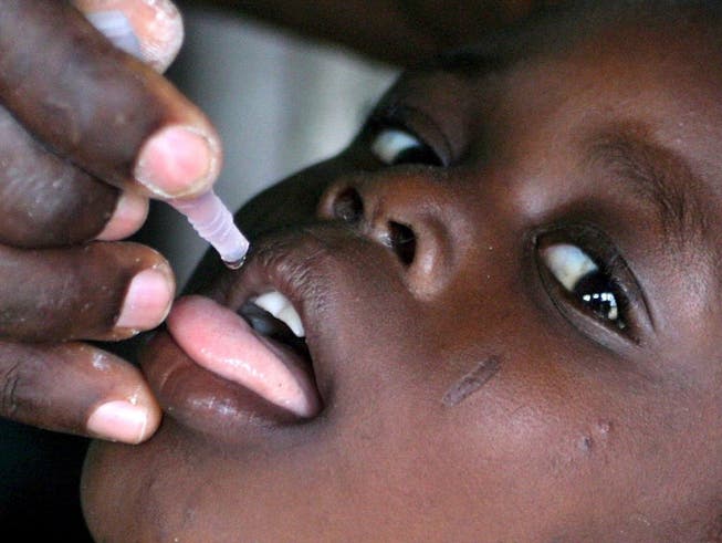 Ein Kind in Nigeria erhält eine Polioimpfung.