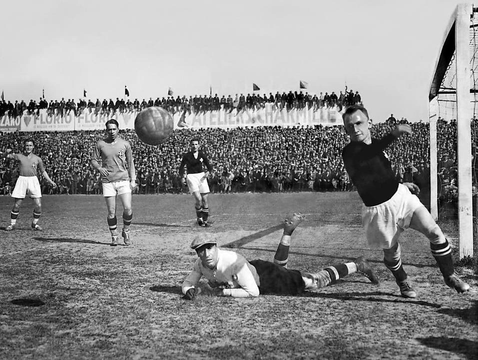 Max Abegglen (rechts) im Länderspiel Schweiz - Italien im Oktober 1933 in Genf. Der spätere Weltmeister Italien siegte 3:0