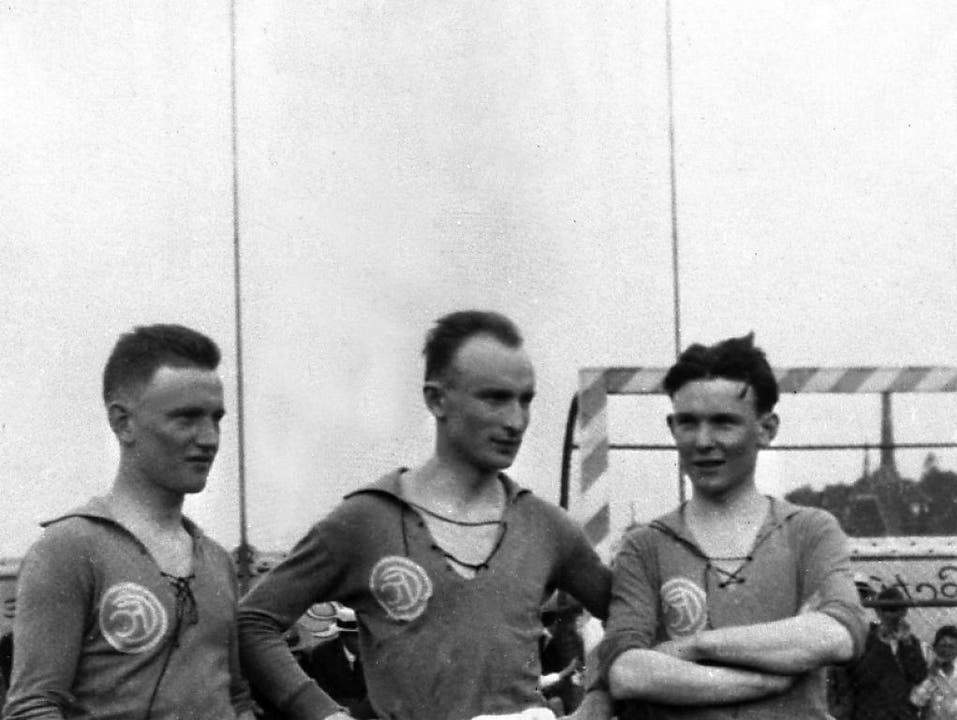 Die Brueder Trello, Xam und Jean Abegglen (von links) vor dem Spiel Cantonal Neuenburg - USS Paris, aufgenommen im Jahr 1925 in Neuenburg