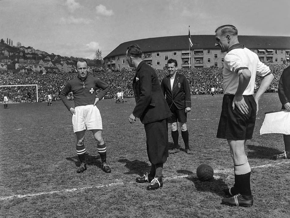 Schiedsrichter Baert Louis und die Captains, der Schweizer Max Abegglen (links) und der Deutsche Fritz Szepan bei der Platzwahl vor dem Länderspiel Schweiz - Deutschland im Hardturm-Stadion in Zürich, aufgenommen am 2. Mai 1937. Die Schweiz verlor 0:1
