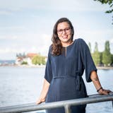 Sandra Marolf an ihrem Lieblingsplatz im Städtli: beim Feldbach mit Blick auf den Untersee und die historische Altstadt. (Bild: Andrea Stalder)