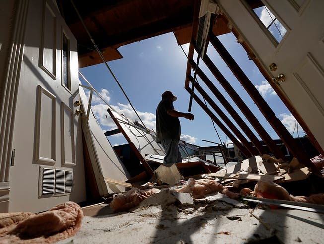 dpatopbilder - Neftali Luna untersucht die Schäden an einer Kirche, die durch den Hurrikan «Laura» entstanden sind. Foto: Eric Gay/AP/dpa