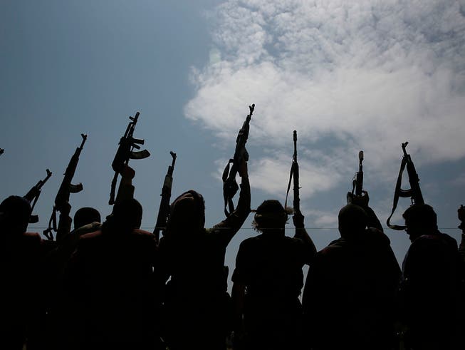 Stammesangehörige, die Verbündete der Huthi-Rebellen sind, halten ihre Waffen in die Höhe. Foto: Hani Mohammed/AP/dpa