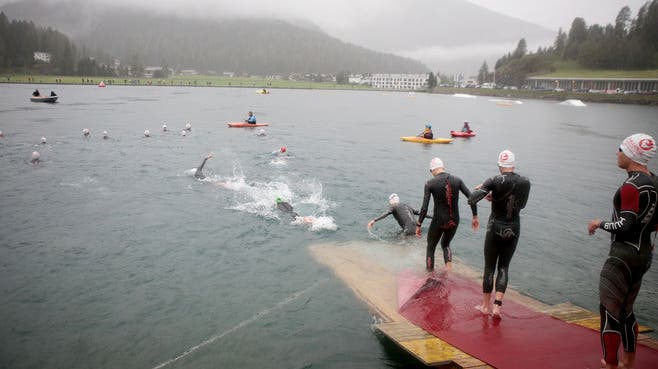 Das Schwimmen an der Challenge Davos fand noch statt, dann wurde der Höhen-Triathlon wegen eines Gewitters abgebrochen. (HO)