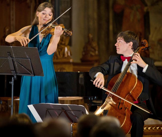 Die Sologeigerin Veronika Miecznikowski mit dem Cellisten Milo Hauri-Ferazzini aus dem Ensemble- das Cello Ensemble theXcellos