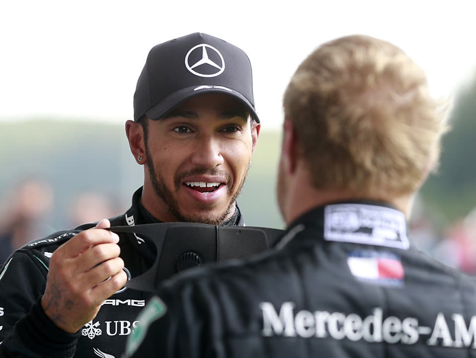 Lewis Hamilton berichtet Teamkollege Valtteri Bottas von seiner souveränen Siegesfahrt