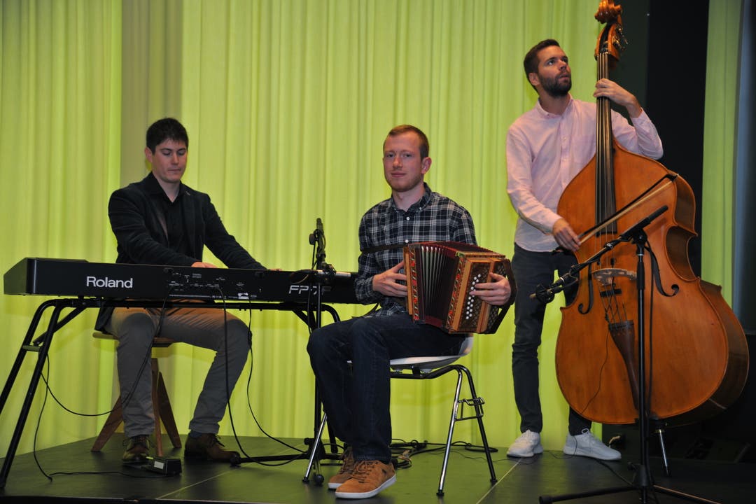 Lehrabschlussfeier. Von links: Jonas Gisler, Florian Gass und Dominik Rohrer sorgten für musikalische Einlagen.