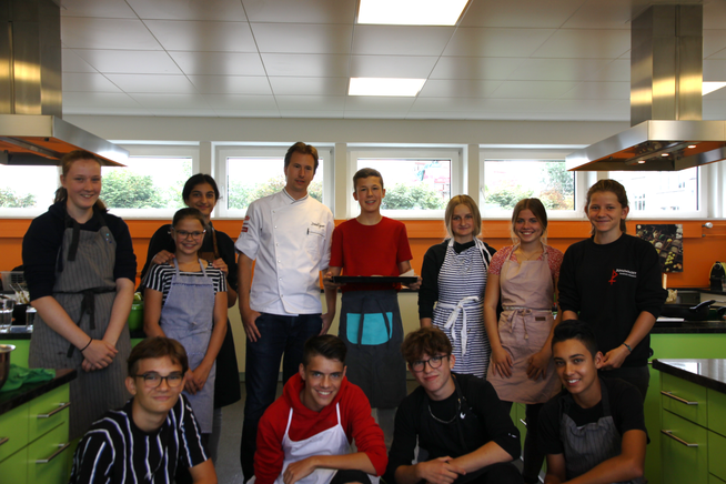 TV-Koch David Geisser zeigt den Sekundarschülern der Oberstufe Rosenau in Gossau, wie man ein klimagerechtes Gericht kocht.