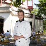 Der Küchenverantwortliche Dominik Blatter im  Biergarten des Restaurants Militärkantine. (Ralph Ribi)