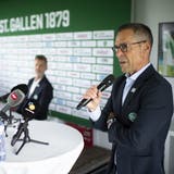 Gleich zu Beginn der Pressekonferenz verkündet FCSG-Präsident Matthias Hüppi, dass Cedric Itten den Verein verlässt. (Bild: Gian Ehrenzeller/Keystone)