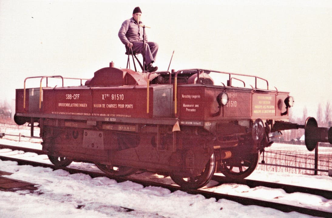 Max Flückiger musste den Belastungswagen zur Überprüfung von Eisenbahnbrücken bei jeder Witterung bedienen (Bild Oktober 1972). Max Flückiger privat.