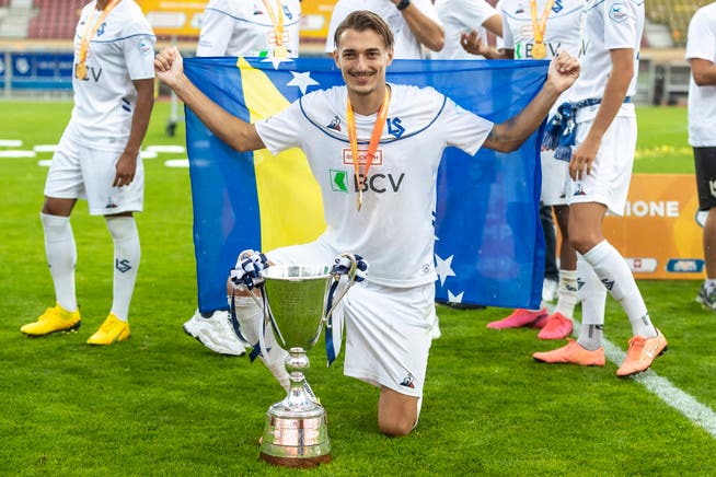 Der Zuger Aldin Turkes posiert mit dem Pokal nach dem Aufstieg mit Lausanne-Sport.