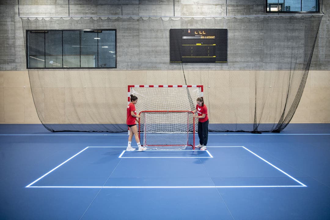 Der Schweizer Damen-Handball Nachwuchs trainiert in der Sporthalle