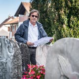 Die Zahl der Erdbestattungen ist stark rückläufig: Gemeindepräsident Peter Mathys auf dem Friedhof in Basadingen. (Bild: Andrea Stalder)