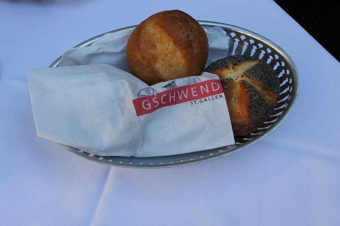 Bisherige Anrichtung im Café-Gschwend: in Papier eingewickeltes Brot, serviert in einer Aluminium-Schale. 