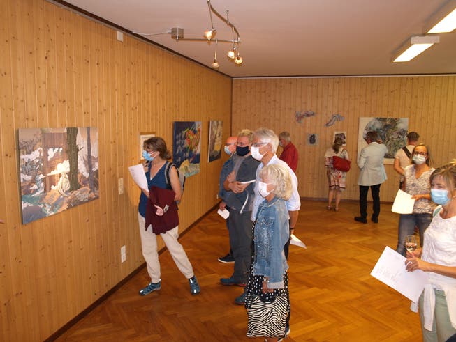 Die Besucher der Vernissage zeigten viel Interesse an den Werken der acht Künstler zum Thema Pilatus.