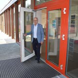 Der abtretende Gisiker Gemeinderat Josef Lötscher (CVP) öffnet die Tür zum Erweiterungsbau des Schulhauses Mühlematt. (Bild: Simon Mathis(Gisikon, 12. September 2020))