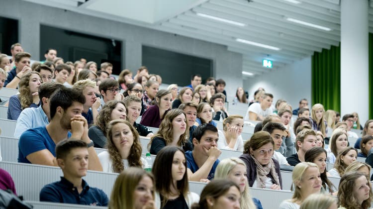 Abgängerinnen und Abgänger von Schulen tertiären Bildungsniveaus – hier an der Universität Luzern – haben es derzeit schwer auf dem Stellenmarkt. (Bild: Pius Amrein(Luzern, 15. September 2014))