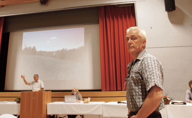 Kreisforstingenieur Ulrich Ulmer informiert über die geplante Schutzanordnung des Waldreservates.