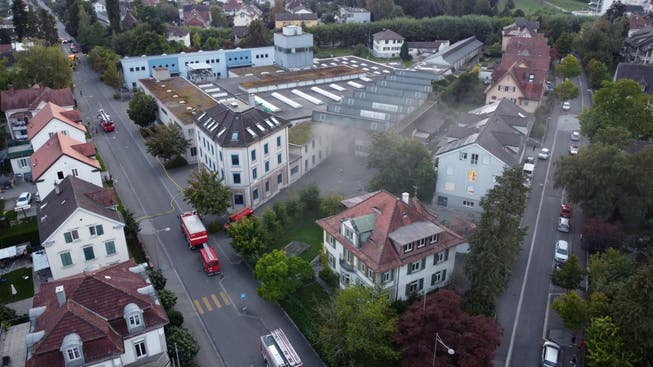 Feuerwehreinsatz in Romanshorn: Rauch dringt aus dem ehemaligen Fatzer-Areal. 