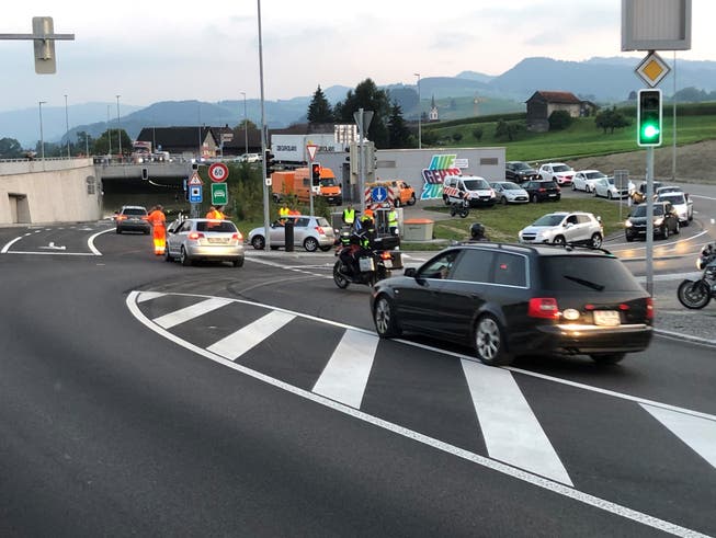Ziemlich genau um 19.30 Uhr wechselt das Lichtsignal auf Grün und die Mitarbeiter des Strassenkreisinspektorats geben die Umfahrung Bütschwil für den Verkehr frei. 