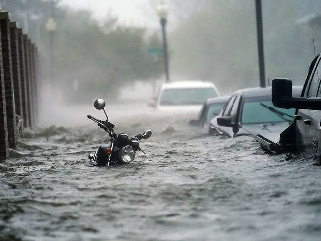 dpatopbilder - Fahrzeuge stehen auf einer überfluteten Strasse. Hurrikan «Sally» ist an der US-Golfküste auf Land getroffen. Foto: Gerald Herbert/AP/dpa