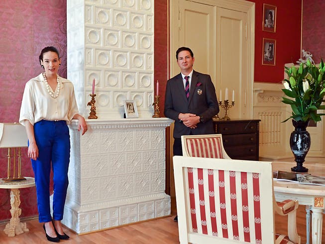 Ariane und ihr Mann Uwe Marcus Rykov stehen in einem Raum in ihrem Schloss. Foto: Patrick Pleul/dpa-Zentralbild/dpa