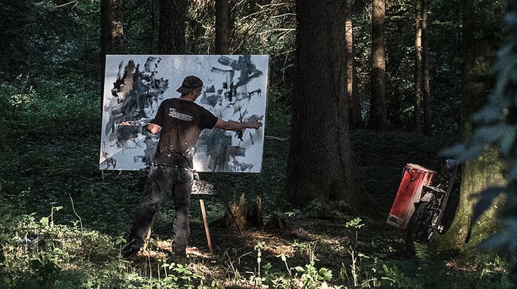 Der Zürcher Künstler Martin Reukauf malt im Wald, um Farbe, Licht und Raum unmittelbar wahrnehmen zu können. (Bild: Kaspar Thalmann)