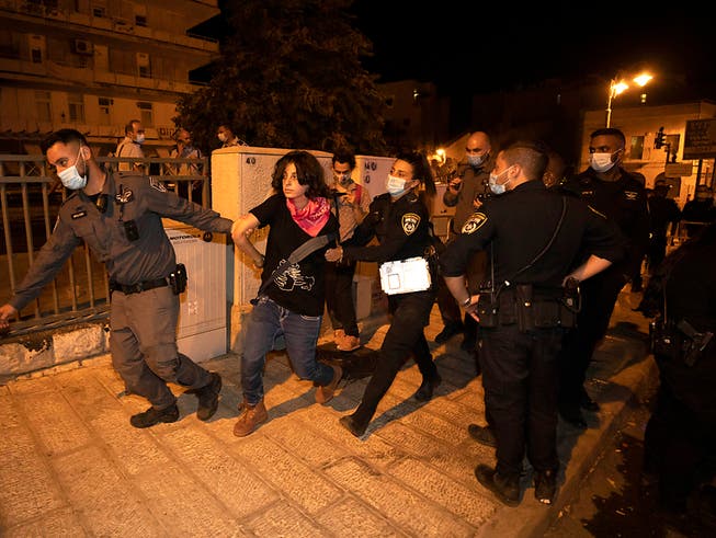 Israelische Polizisten führen einen Demonstranten bei einer Demonstration gegen Israels Ministerpräsidenten Netanjahu in der Nähe der Residenz des Ministerpräsidenten ab. Foto: Sebastian Scheiner/AP/dpa
