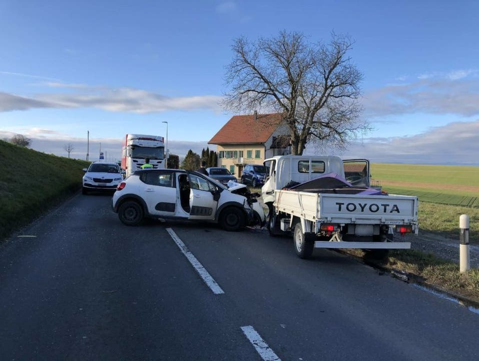 Prez-vers-Noréaz FR, 3. Januar: Drei Personen sind bei einem Verkehrsunfall verletzt worden. Die Feuerwehr Freiburg musste den Fahrer eines kleinen Lieferwagens aus dem Fahrzeug befreien.