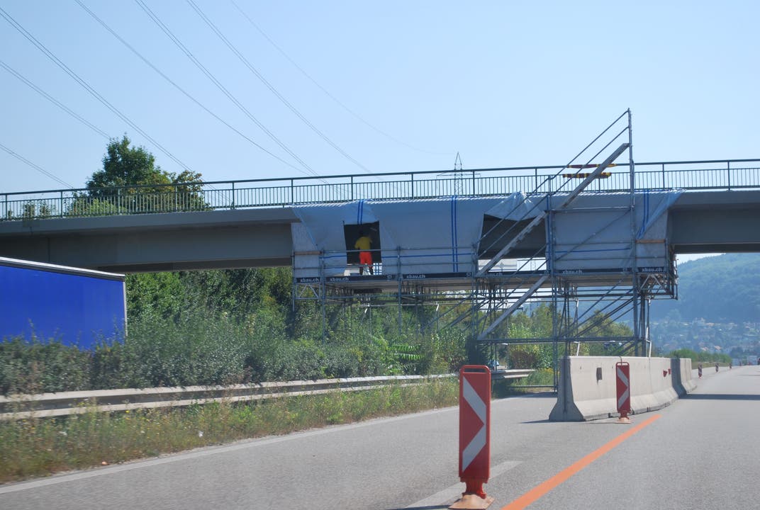 Brücke Einer arbeitet heute an der Brücke: Vor einigen Wochen haben sie noch unter den Plastikabdeckungen gearbeitet. Nun, kurz vor Abschluss der Bauarbeiten, sind sie auch vom Auto aus zu sehen: Bauarbeiter, die die Brücken sanieren – die Heinzelmännchen der A3.