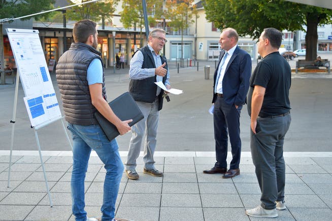 Wega-Präsident Heinz Schadegg erklärt Stadtpräsident Max Vögeli die Beweggründe für die Absage des Marktplatzfestes. 